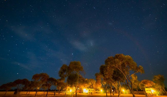 Australia: Bầu trời đêm tại những vùng hẻo lánh ở Australia mang lại trải nghiệm vô cùng đặc biệt cho du khách thích  ngắm sao trời. Bầu trời ở đây rất tối giúp mọi người dễ dàng quan sát thiên hà với hàng nghìn vì sao sáng lấp lánh. Trải nghiệm thậm chí còn thú vị hơn nếu du khách đồng hành cùng các nhà thiên văn học. Họ giúp xác định vị trí của các ngôi sao nổi tiếng cũng như kể những câu chuyện kỳ thú về vũ trụ bao la. Khu vực ngắm bầu trời đêm lý tưởng nhất ở Australia bao gồm Uluru, Arkaloora và vườn quốc gia Warrumbungle.